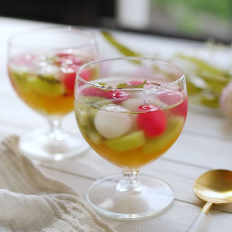 ガラスの器に入った白玉団子入りフルーツポンチ