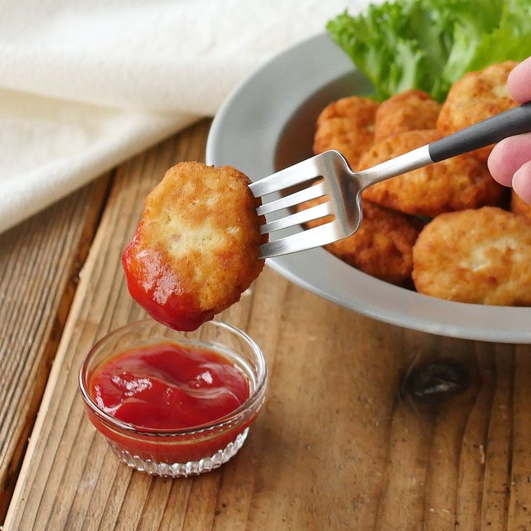 おからパウダーのしっとりナゲットにケチャップをつけている様子