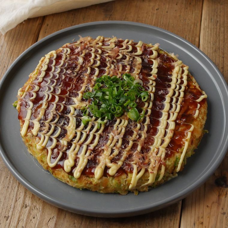 グレーの皿に盛り付けたおからパウダーと長芋のお好み焼き