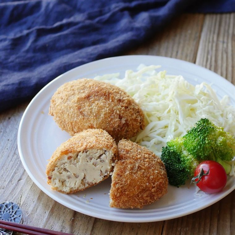 白い皿に盛り付けた合い挽き肉入りおからパウダーコロッケとサラダ