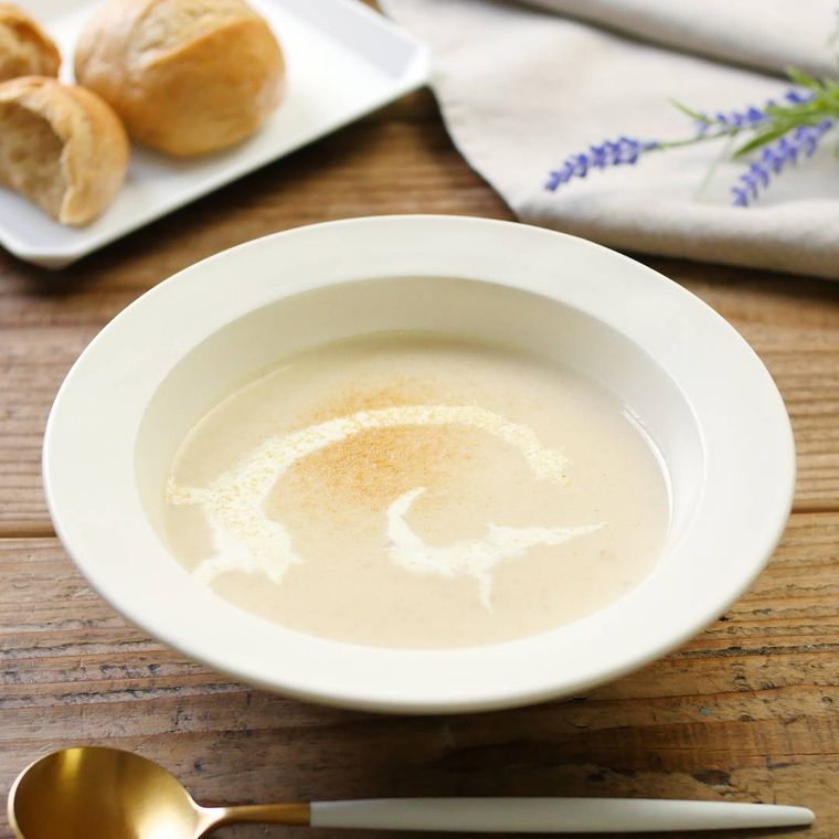 白い丸皿に盛りつけられたゆりねと大豆のきな粉スープ