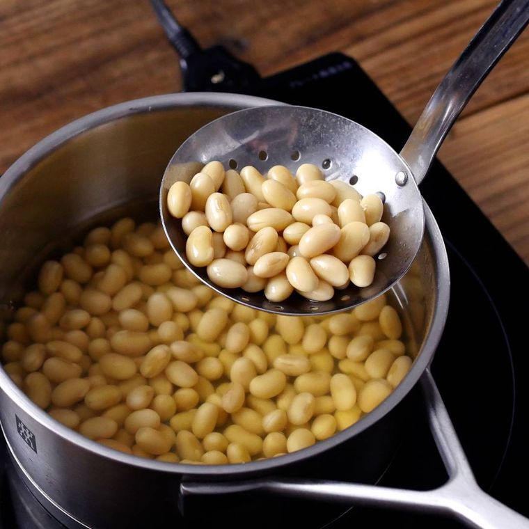 鍋とおたまに入った大豆