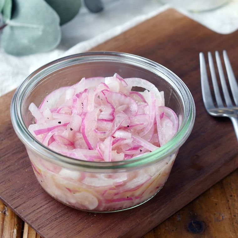 ガラス皿に入った赤玉ねぎのマリネ