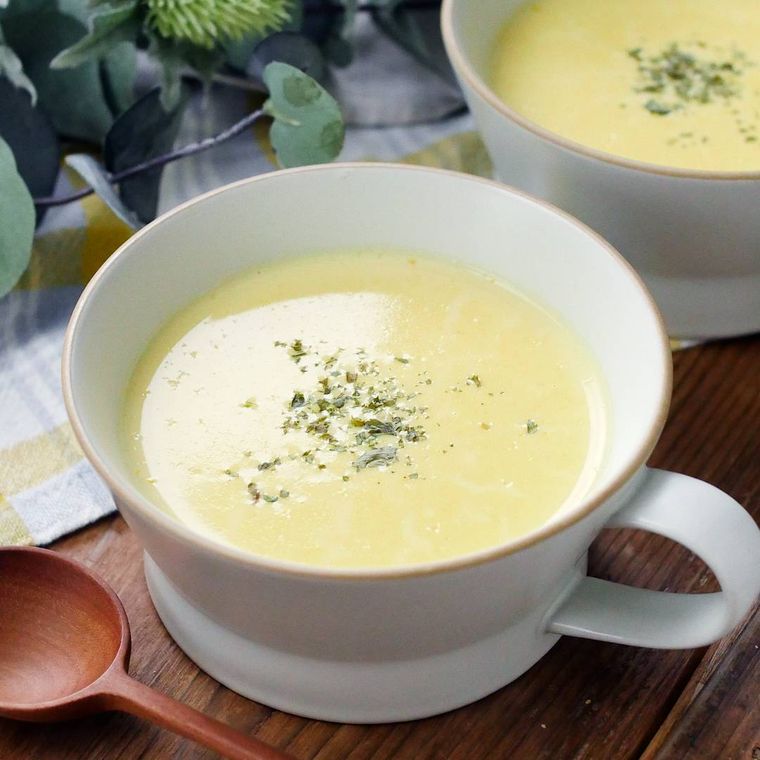 白いカップに盛りつけられたコーン缶と牛乳で作るコーンスープ
