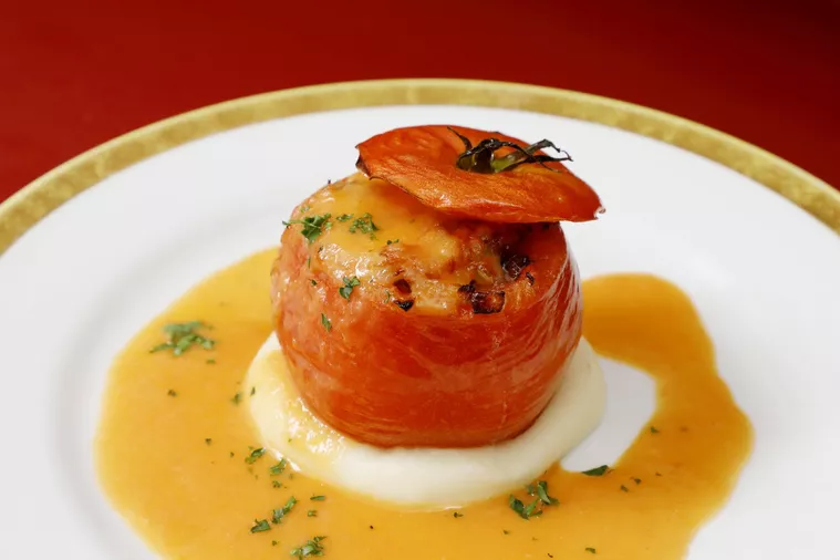 じゃがいものピューレの上に盛りつけられたトマトのひき肉詰めファルシ