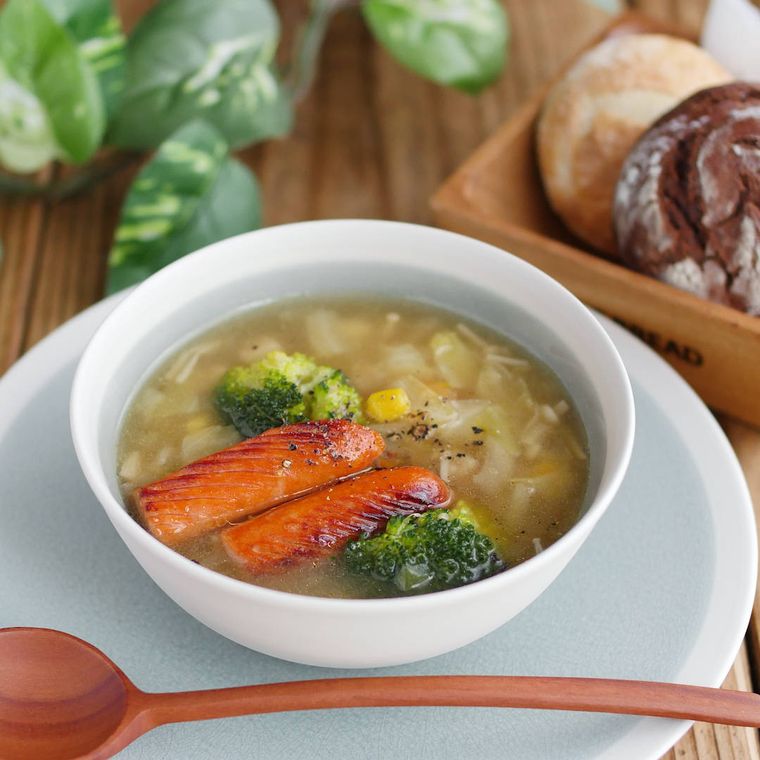 白いボウルに盛りつけられたいろんな野菜入りのコンソメスープ