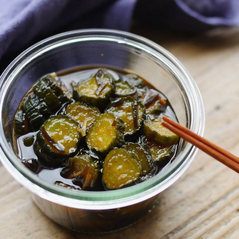 ガラス皿に入ったしょうがときゅうりの漬物