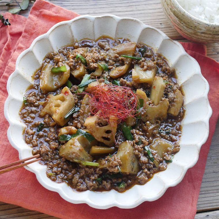 白いお皿に盛られた麻婆れんこんと白ご飯
