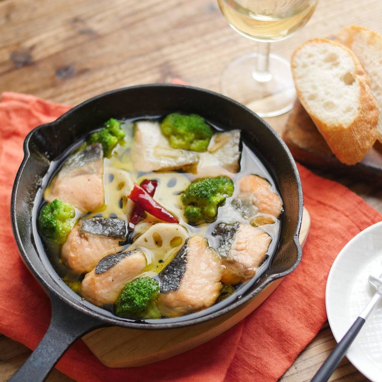 フライパンに入った秋鮭とれんこんのアヒージョ