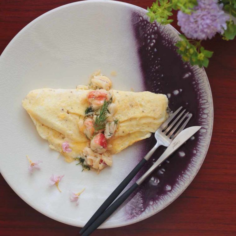 紫色の和風の皿に盛り付けられているみそバター風味オムレツ