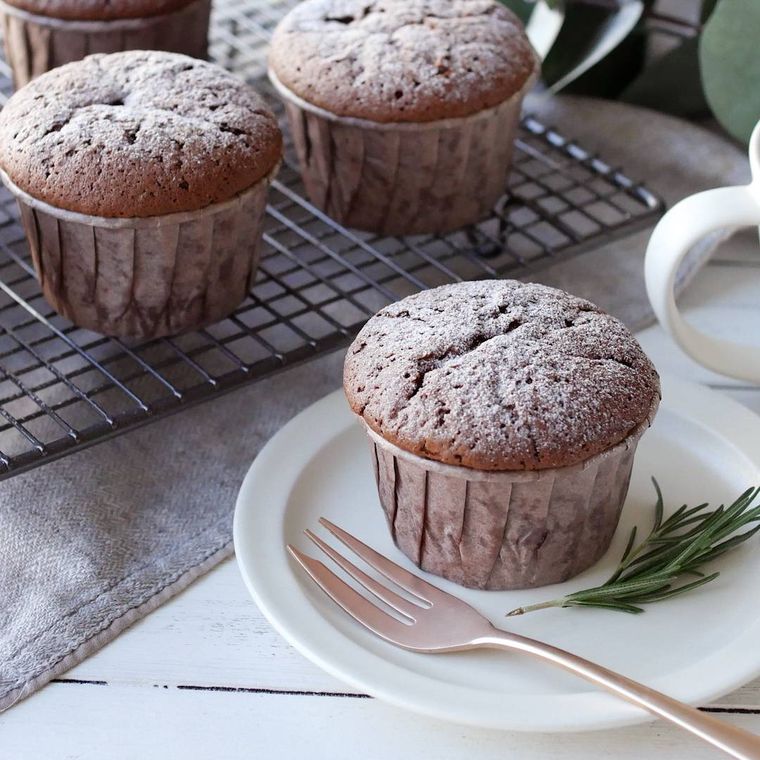 白い皿とケーキクーラーにのせた、ミニカップガトーショコラ