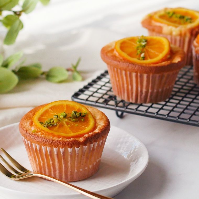 ケーキクーラーと白い皿に盛られた、トロピカルカップケーキ