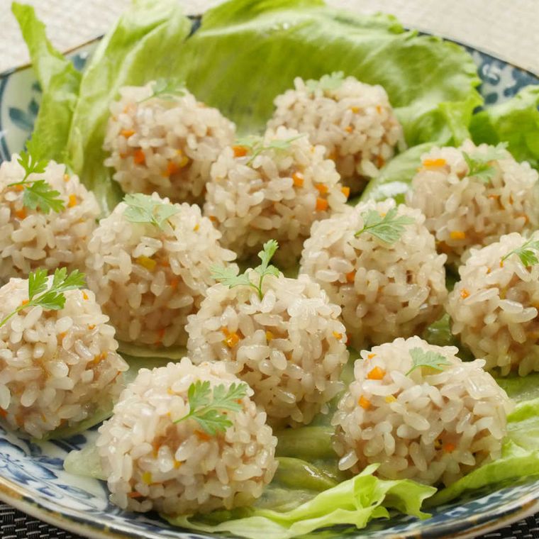 皿のレタスの上にのったもち米しゅうまい