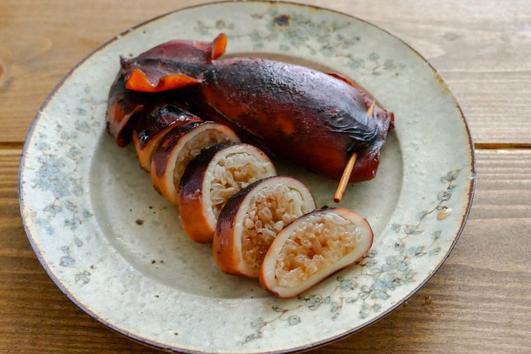 グレーの皿に盛り付けられたいか飯