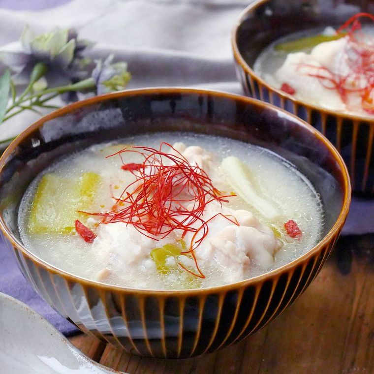 黒い椀に盛り付けられたサムゲタン