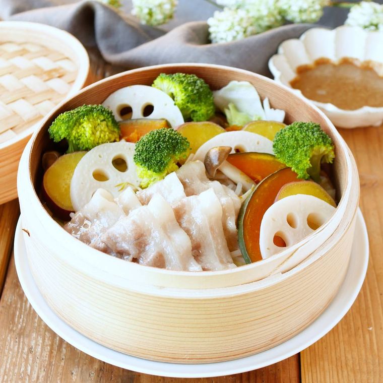 せいろで蒸した野菜と豚バラ肉