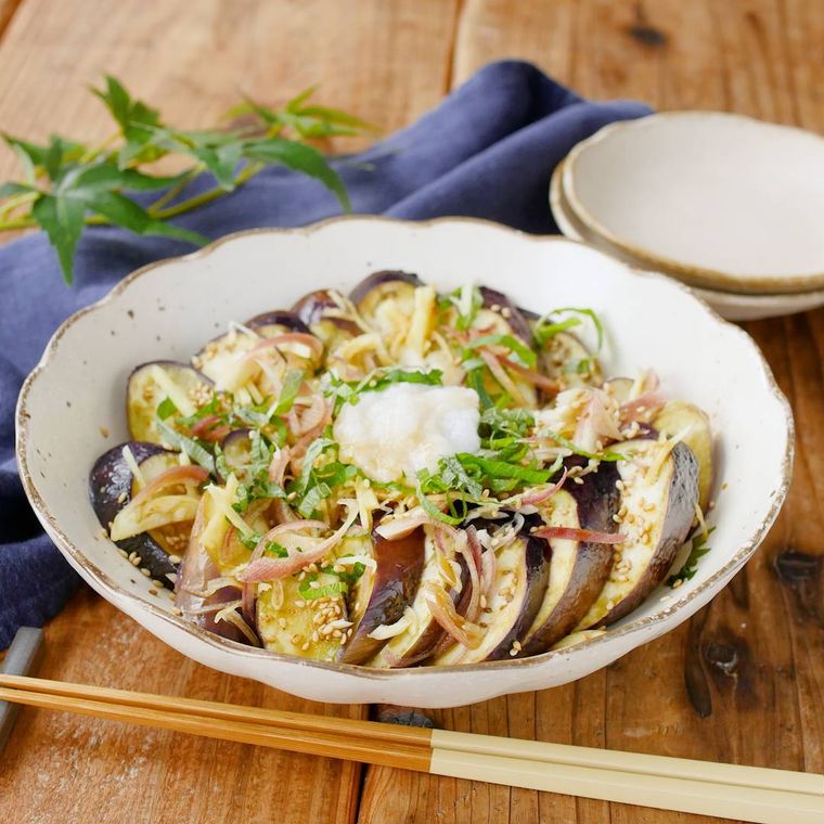 白い器に盛り付けたなすのレンジ蒸し