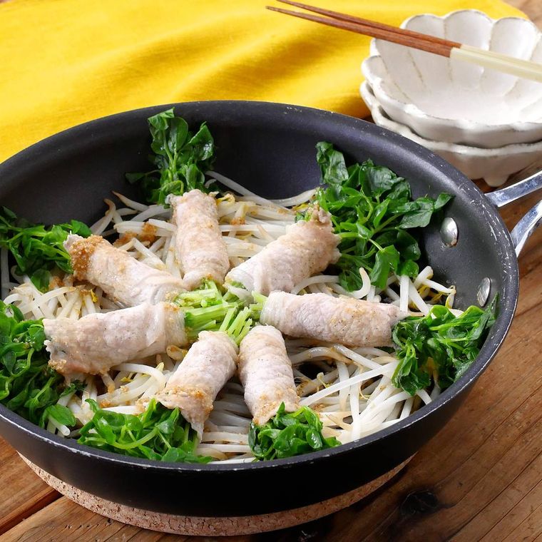 フライパンの中の豆苗の肉巻き