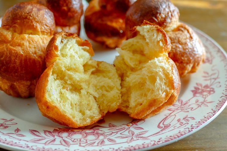 半分に割ったブリオッシュの断面が見えるように盛られたお皿