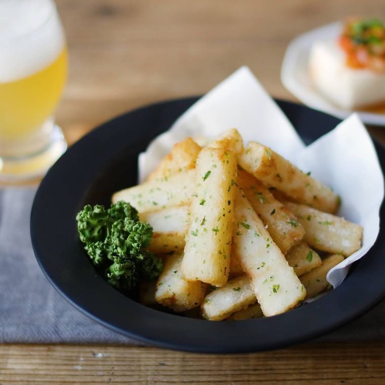 皿に盛り付けられた山芋のフライドポテト風