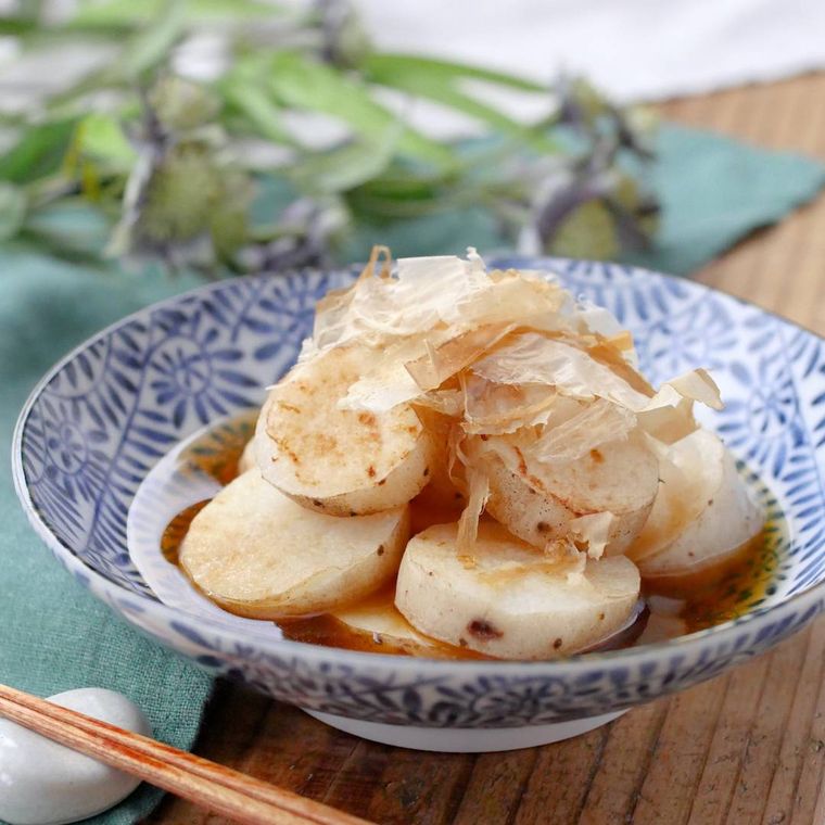 器に盛り付けられた山芋のおひたし