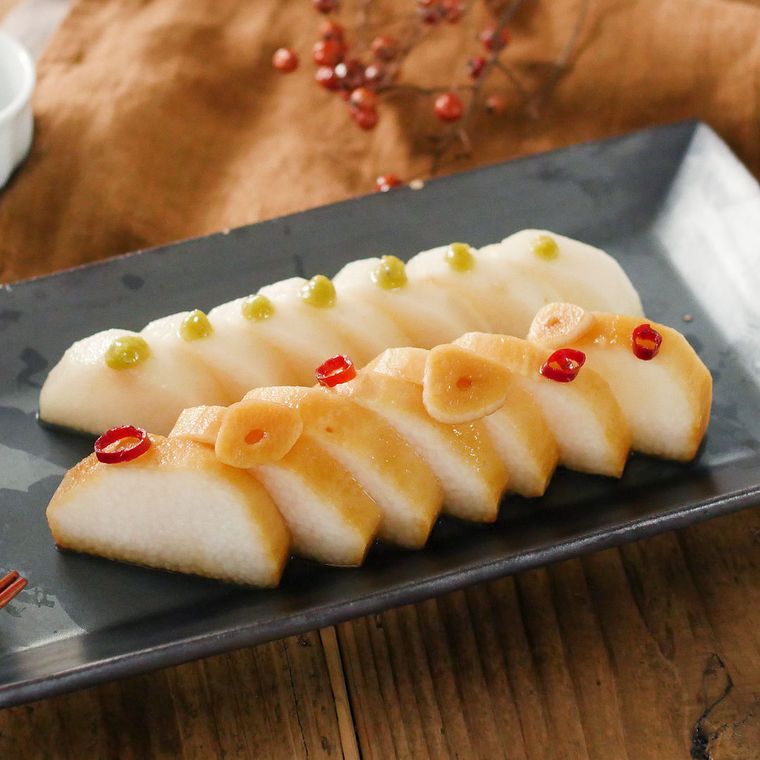 角皿に盛り付けられた山芋のわさび漬けにんにくしょうゆ漬け