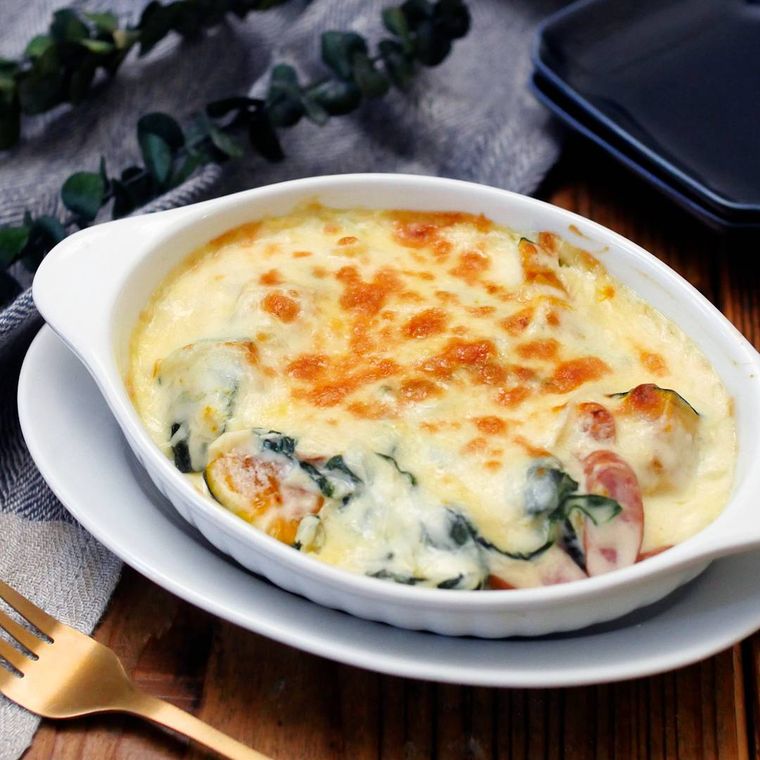 白い耐熱容器にかぼちゃとほうれん草のグラタンが盛られている様子