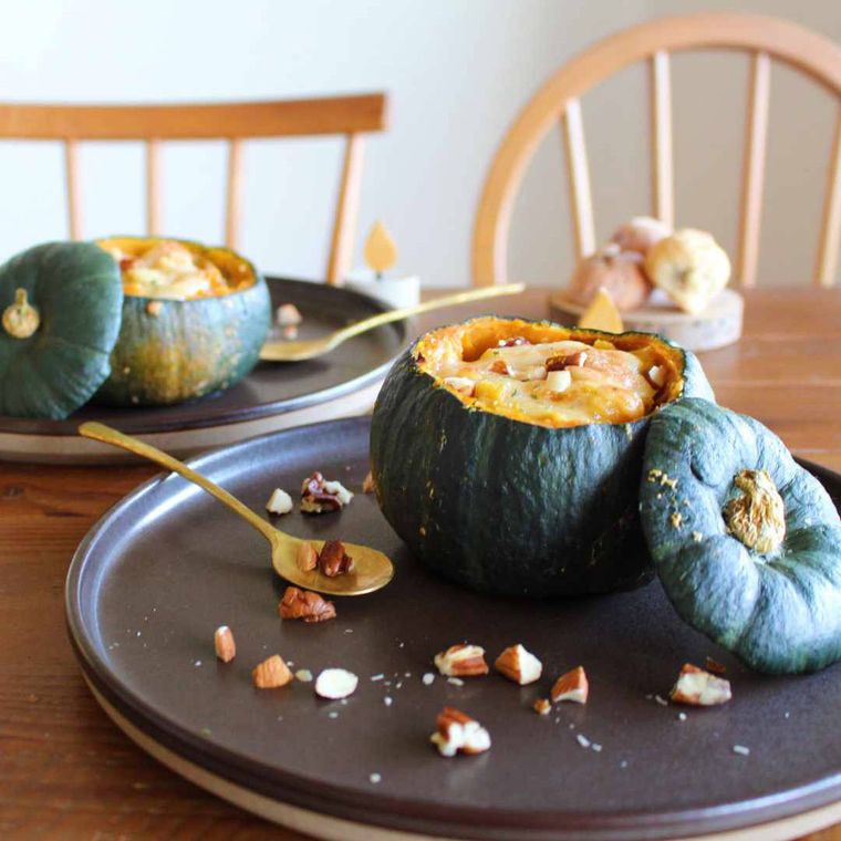 かぼちゃの器に入った、まるごとかぼちゃグラタン