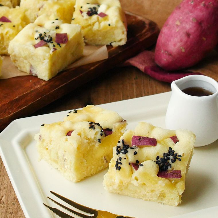 白と茶色のトレーにのせたホットケーキミックスのさつまいも蒸しパン