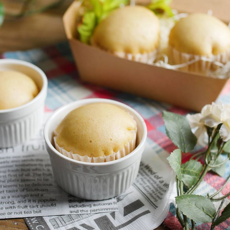 白いココットに入ったホットケーキミックスのきな粉蒸しパン