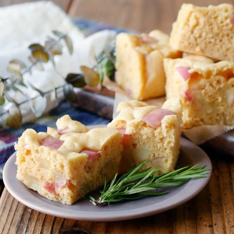白い皿にのせたホットケーキミックスのりんご蒸しパン