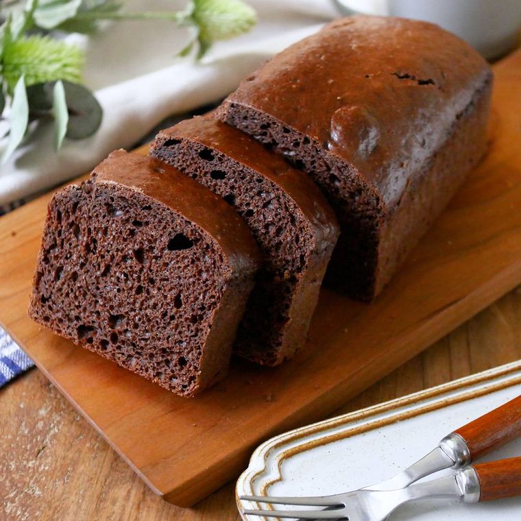 木のトレーにのせた豆腐ココアパウンドケーキ