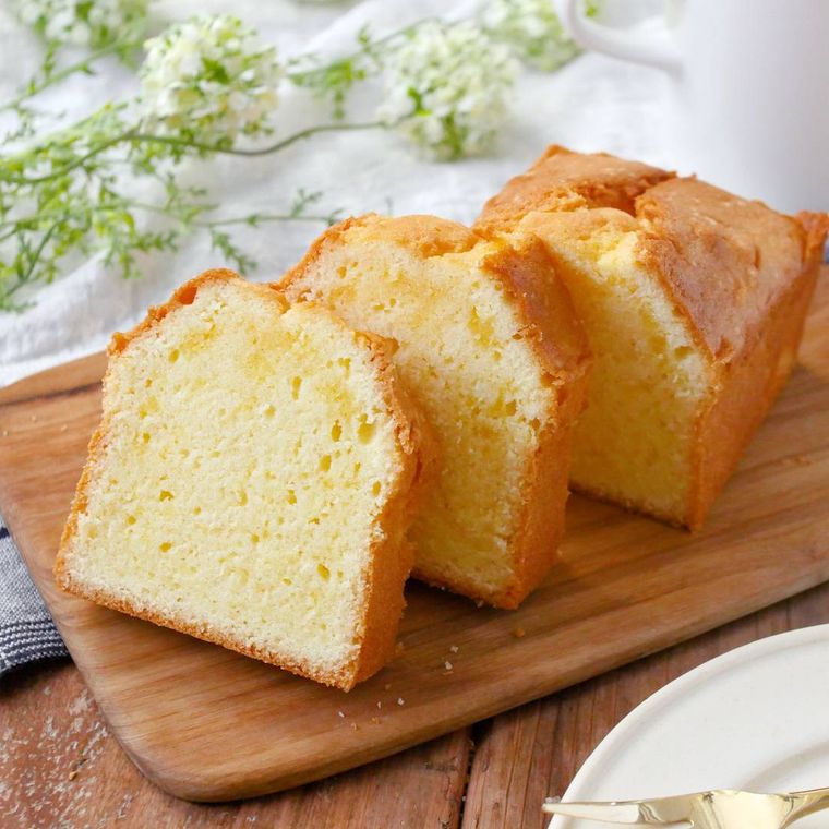 木のトレーにのせた基本のパウンドケーキ