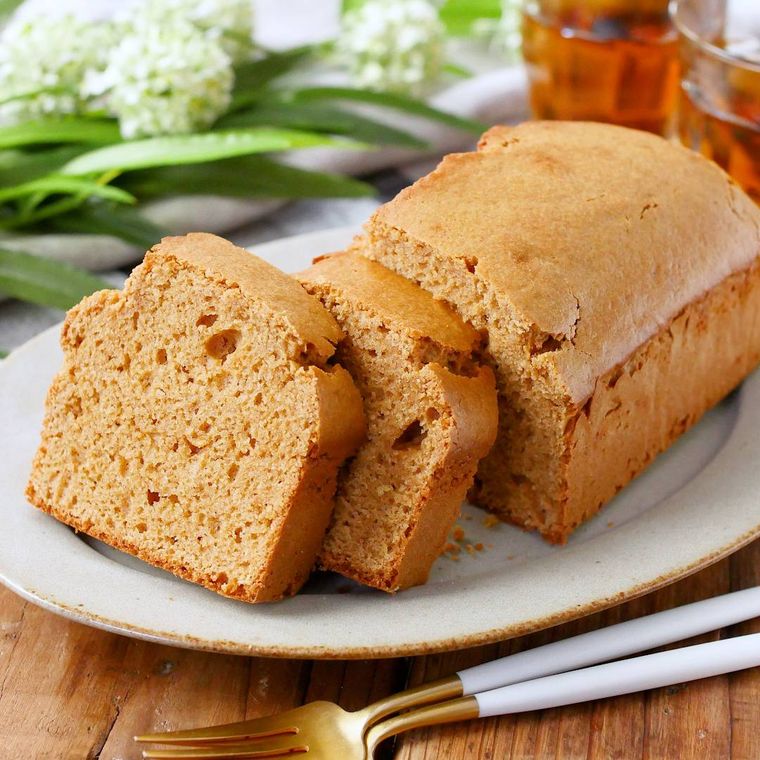 ライトグレー色の皿に盛り付けたきな粉パウンドケーキ