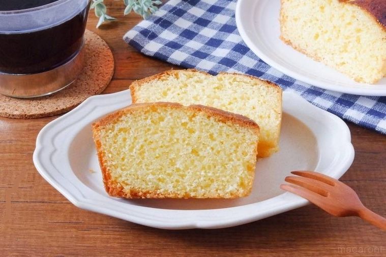 白い皿にのせたカットしたトースターで焼くパウンドケーキ