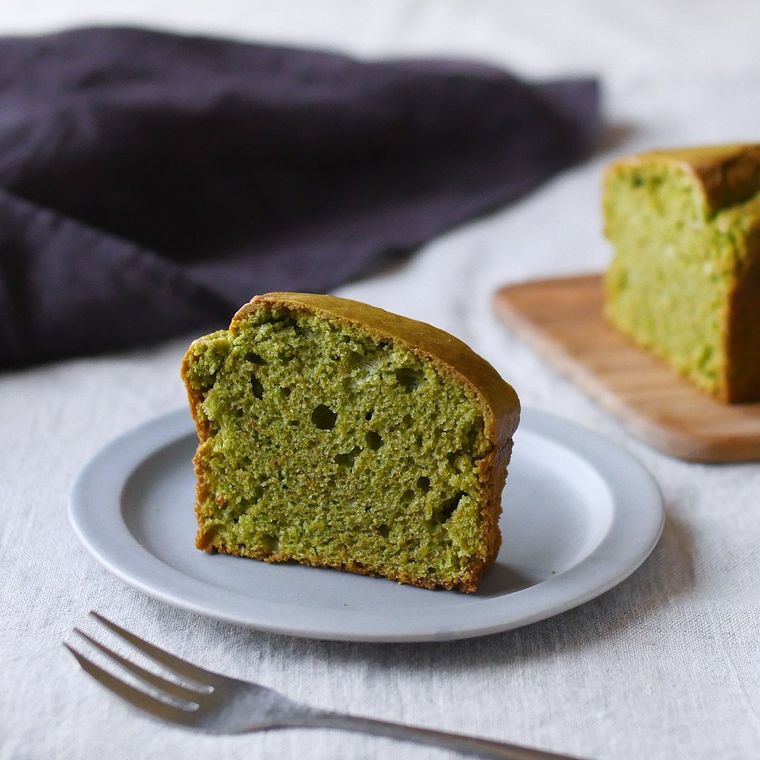 白い皿に抹茶パウンドケーキをひと切れのせている