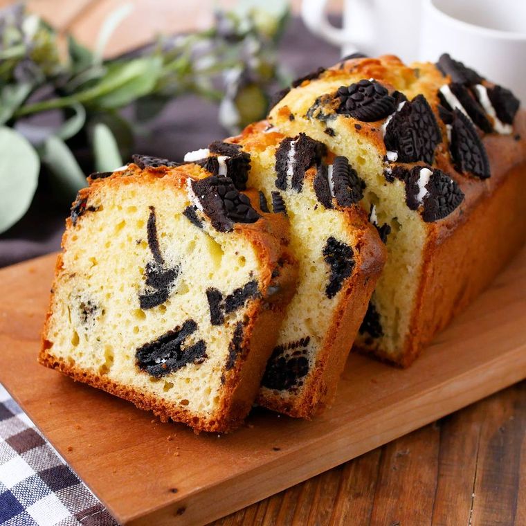 木のトレーにのせたオレオパウンドケーキ