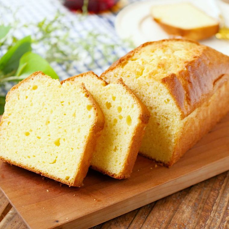 木のトレーにのせたクリームチーズパウンドケーキ