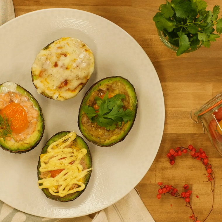 皿に並んだ具材が異なる4種のアボカドエッグ