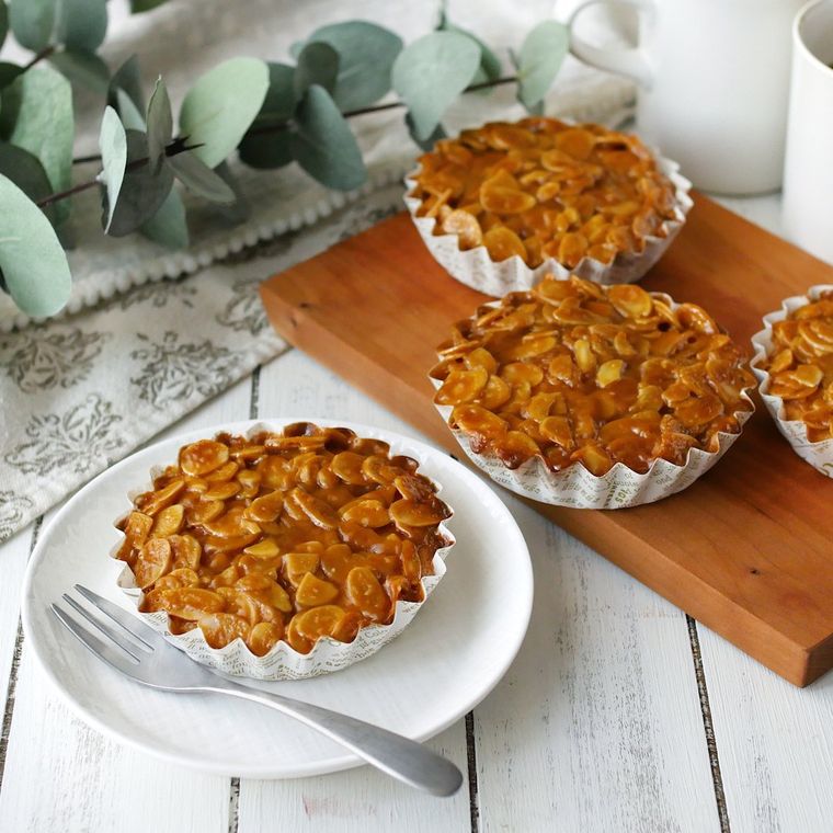 木製のトレーと白い皿に盛られた、フロランタン風マドレーヌ