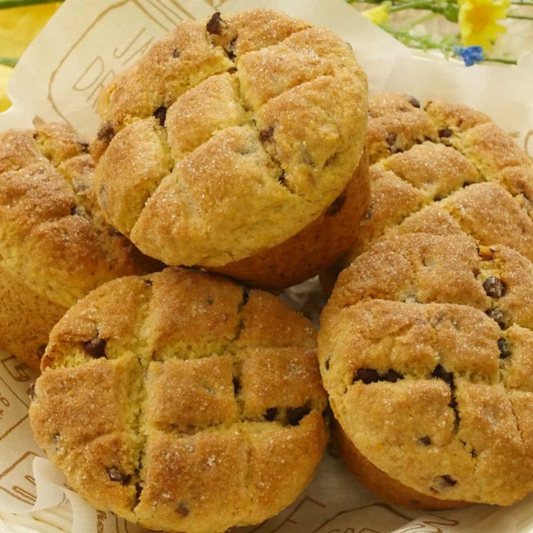 ナプキンに置かれたチョコチップメロンパンマフィン