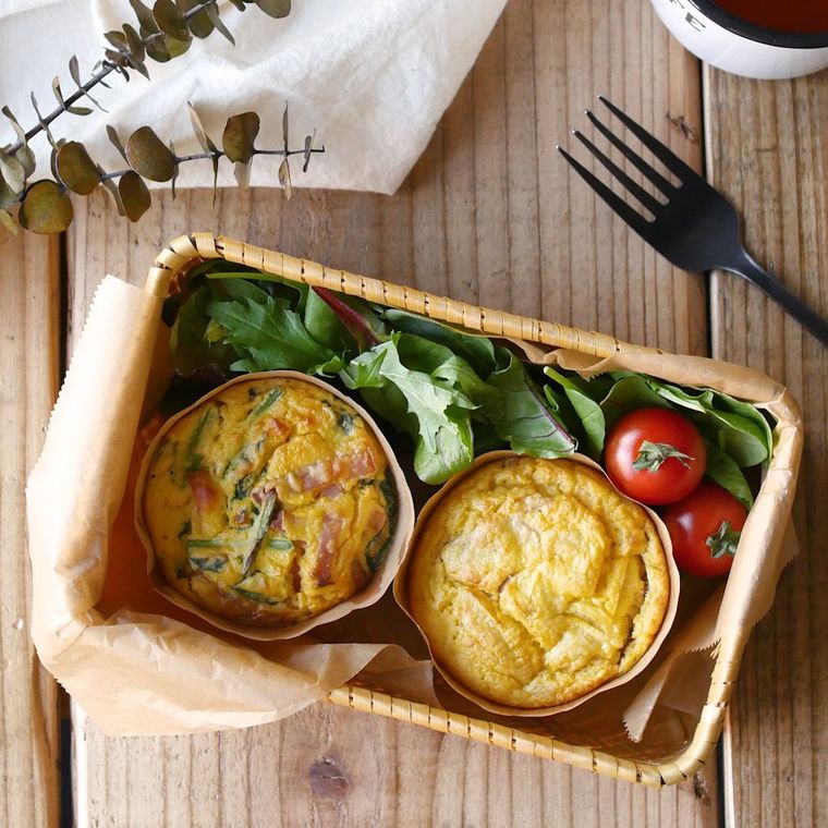 篭のお弁当箱に入ったツナとほうれん草のマフィン