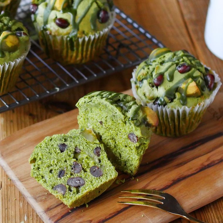 木製プレートに置かれた栗と甘納豆入り抹茶マフィン