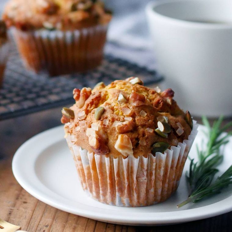 白い皿に置かれたスパイシーかぼちゃマフィン