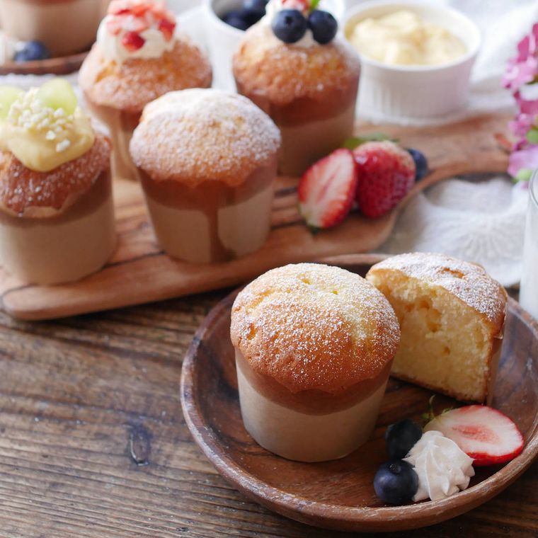 木製の皿に置かれたマフィン