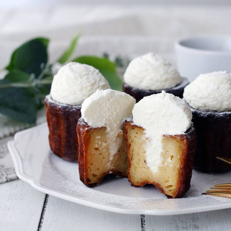 白い皿に並べた生カヌレ