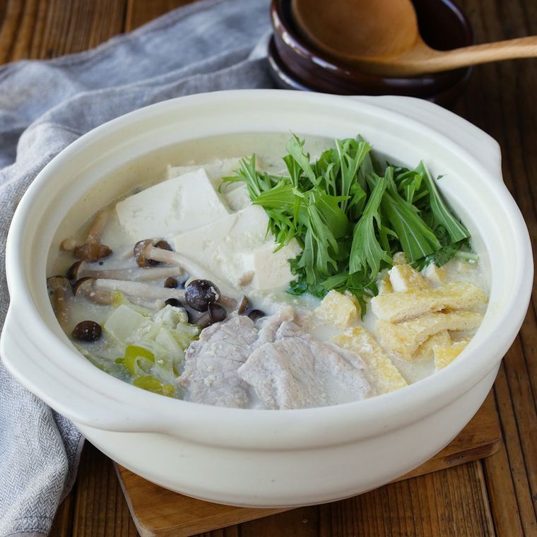 白い器に入ったみそ豆乳鍋