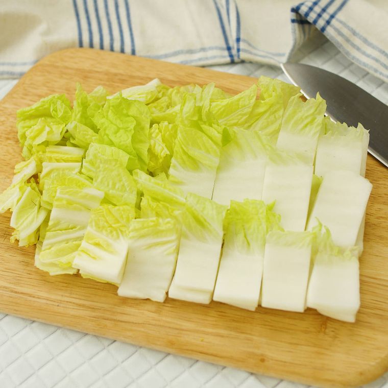カッティングボードの上でざく切りされた白菜