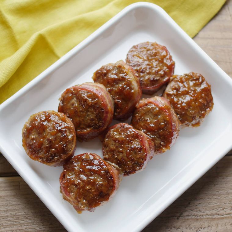 白い保存容器に入ったベーコン巻きハンバーグ