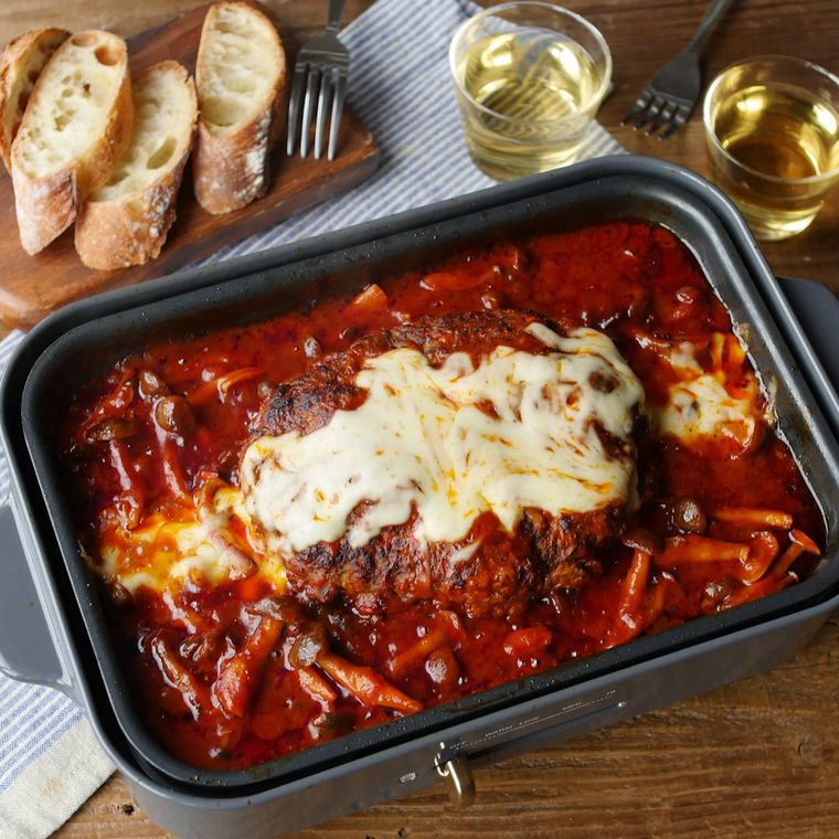 ホットプレートで作られた、トマト煮込みハンバーグ